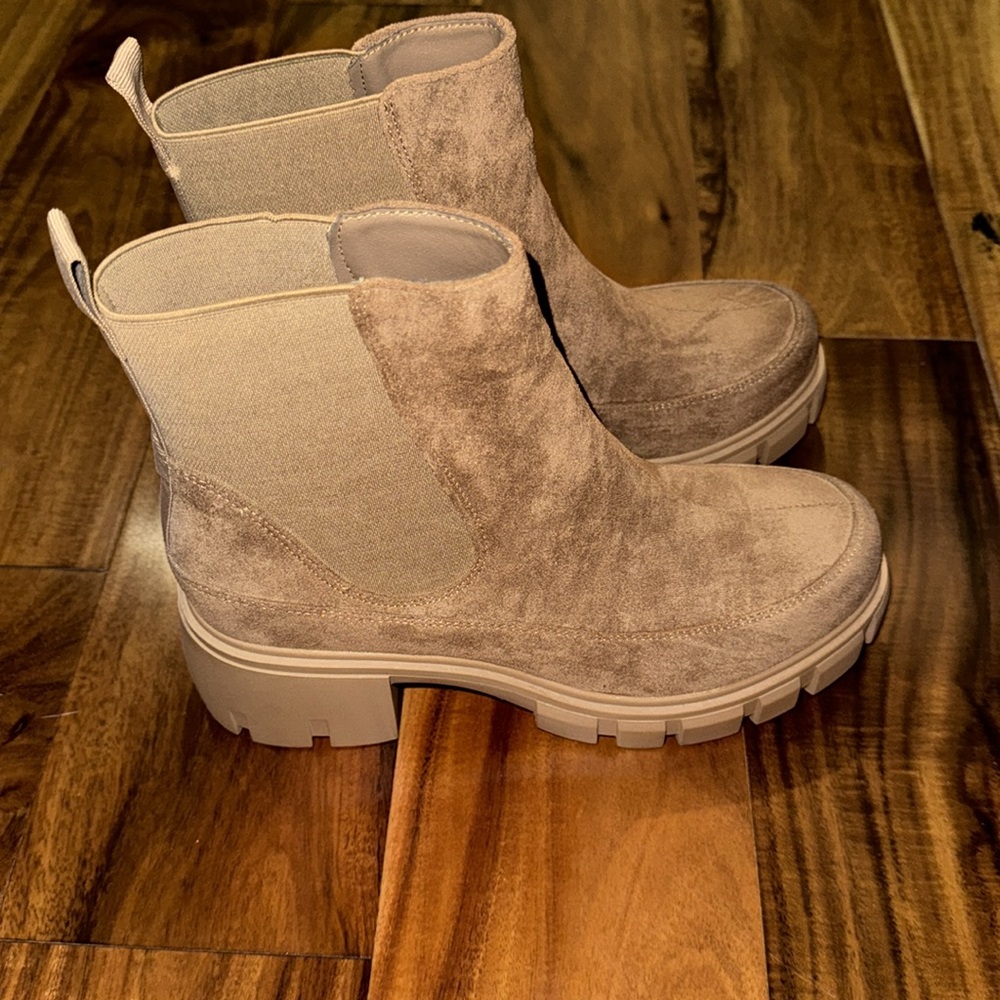 Boots - Picture 5 of 6